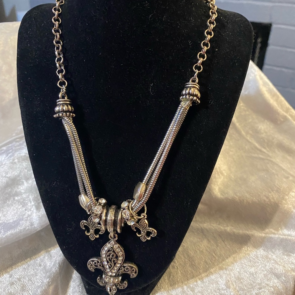 Chic Silver Fleur-de-Lis Necklace and Earring Set - Picture 3 of 11
